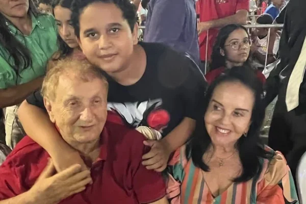Escola de samba do bairro Ceará homenageia o prefeito Mão Santa.