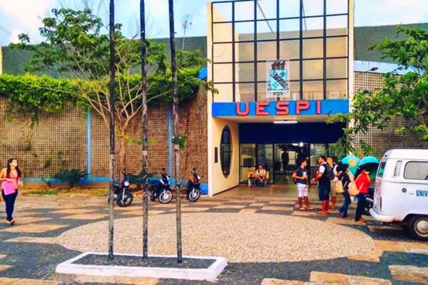 Professores em greve fazem doação de sangue em protesto pela Uespi
