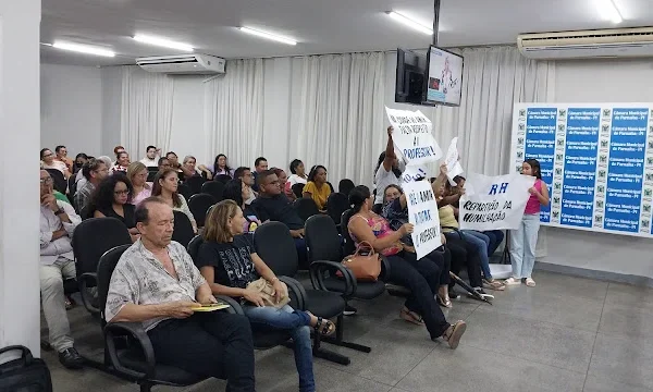 Vereadoras batem boca durante sessão e secretária Fatima Silveira na Câmara Municipal.