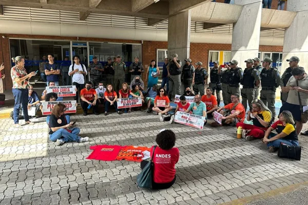 Professores e estudantes da UESPI em Teresina e Parnaíba vão à praça pedir apoio  movimento grevista.  