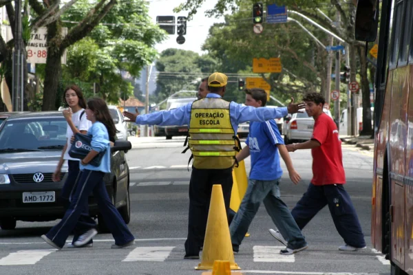Projeto aumenta pena para quem dirige em velocidade incompatível com segurança perto de escolas