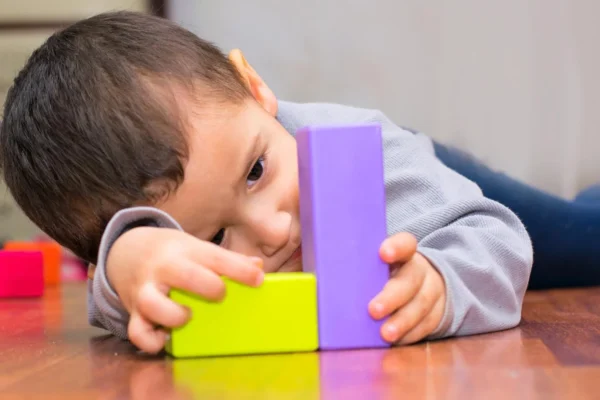 Comissão do Senado aprova validade permanente para diagnóstico de autismo.