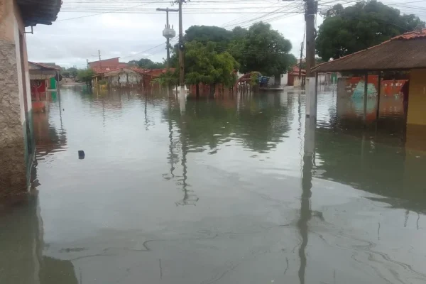 Região norte e capital do Piauí em alerta vermelho de chuvas intensas.