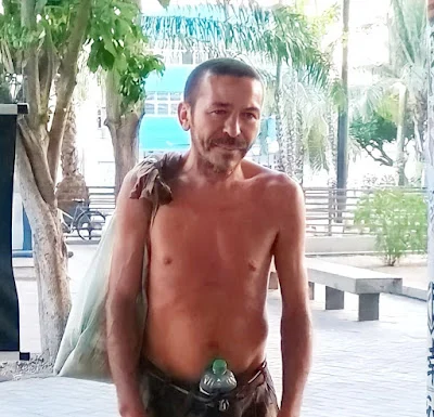 Morador de rua morre em calçada no Porto das Barcas.
