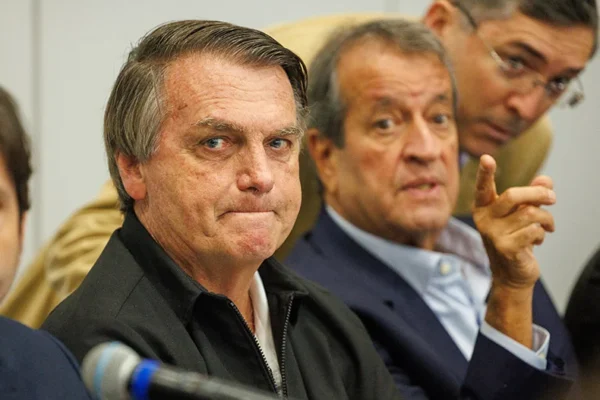 Valdemar Costa Neto é preso em flagrante por porte ilegal de arma de fogo.