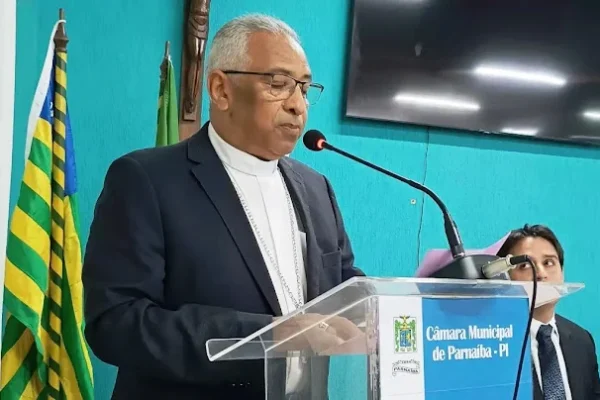Arcebispo Dom Juarez recebe título de cidadania parnaibana na Câmara Municipal.