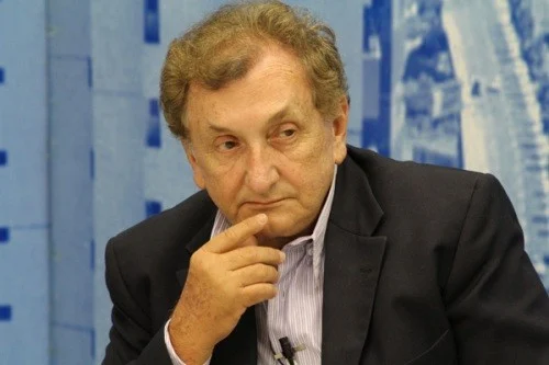 Mão Santa declara na Câmara Municipal que deixa a critério do povo nome de seu sucessor.