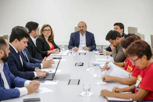 Professores da Uespi em greve vão à justiça sem consenso.