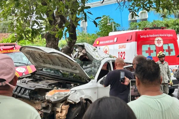 Veículo de prefeitura de Ilha Grande se envolve em acidente na Capitão Claro.