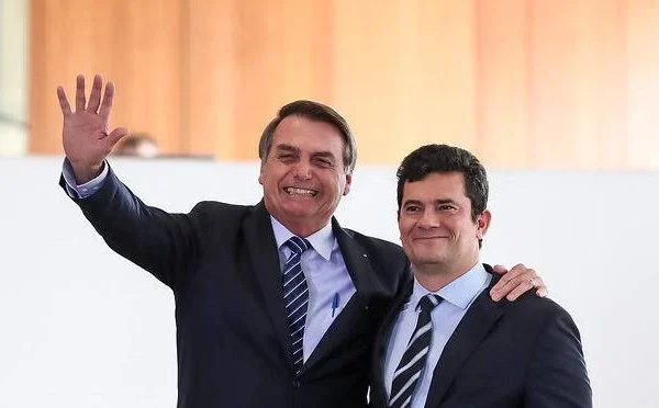 Bolsonaro é indiciado por fraude em cartão de vacinação de covid .