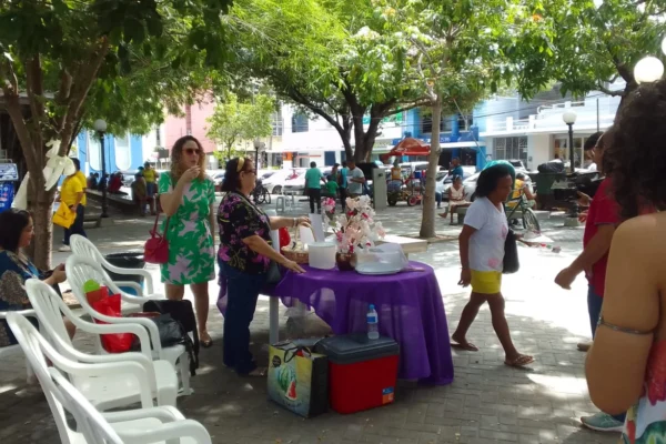 Sem muito movimento entidade comemora o Dia Internacional da mulher na praça da Graça..