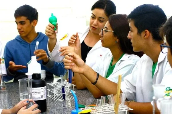 Projeto cria programa para incentivar participação de alunos em olimpíadas científicas.