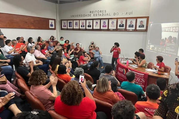 Fim da greve dos professores da UESPI após acordo de reajuste e devolução dos salários cortados.