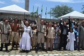 13 de março: milhares fizeram abaixo-assinado contra data da Batalha do Jenipapo na bandeira do Piauí. Hoje é 13 de março, data que está inscrita na Bandeira do Piauí. Mais especificamente, a data no ano de 1823: o dia em que ocorreu a Batalha do Jenipapo, que foi considerada uma das mais relevantes dentro do processo da independência do Brasil. No entanto, assim como o reconhecimento da importância da batalha não é o mesmo ao longo do tempo, há apenas 19 anos a data estampa a bandeira piauiense. Foi em maio de 2005 que a Assembleia Legislativa do Piauí aprovou o projeto, de autoria do então deputado estadual Homero Castelo Branco. Até então, a bandeira do Piauí era composta pelas 13 faixas verdes e amarelas, como ainda permanece, e pelo retângulo azul com a estrela Antares ao meio. A alteração consistiu na inclusão da data. No entanto, não foi algo isento de discussões e disputas. Um abaixo assinado com mais de 10 mil pessoas contra a mudança na bandeira chegou à Assembleia. Para entender como a data chegou ao símbolo piauiense, o Cidadeverde.com conversou com o historiador Fonseca Neto, que foi um dos articuladores deste processo, que tinha o intuito de dar visibilidade à Batalha do Jenipapo. Esta reportagem foi dividida em tópicos 1. Entenda a “disputa de datas” 2. Na década de 30, a Alepi muda o ‘Dia do Piauí’ 3. O reconhecimento à Batalha do Jenipapo 4. Abaixo assinado contra o 13 de março na bandeira 5. Tem espaço para todo mundo   “Disputa de datas” O historiador