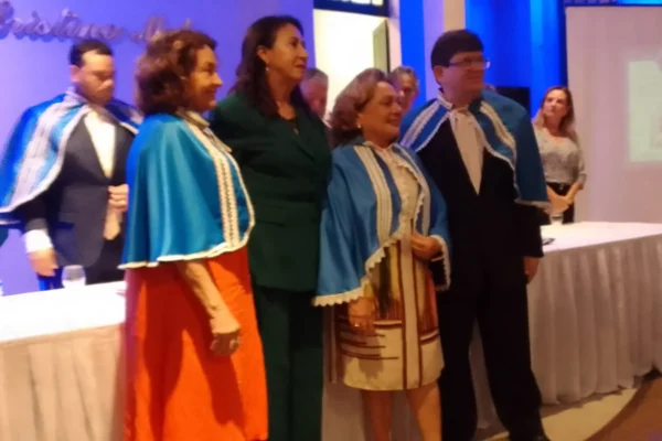 Fernanda Amaral é empossada na Acedemia Parnaibana de Letras.
