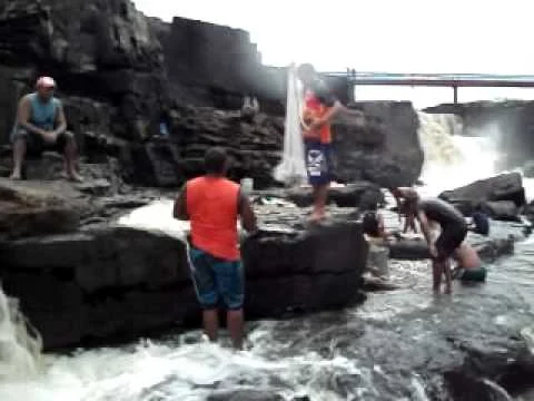 Pescadores desafiam perigo e são flagrados na Cachoeira do Urubu.