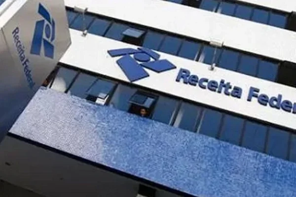Câmara aprova projeto que viabiliza isenção do IR para quem ganha até dois salários. mínimos A Câmara dos Deputados aprovou nesta terça-feira (12) projeto de lei que viabiliza a isenção do Imposto de Renda das Pessoas Físicas (IRPF) de valores até dois salários mínimos (R$ 2.842,00). A medida consta do Projeto de Lei 81/24, que será enviado ao Senado. De autoria do líder do governo, deputado José Guimarães (PT-CE), o projeto incorpora o texto da Medida Provisória 1206/24 sobre o mesmo tema. O texto aprovado em Plenário é um substitutivo do relator, deputado Emanuel Pinheiro Neto (MDB-MT), que exclui trecho não constante na MP sobre permissão dada ao Poder Executivo para atualizar por decreto a tabela progressiva mensal do IRPF a partir de 2025 a fim de manter a faixa com alíquota zero igual a dois salários mínimos. O projeto segue assim a redação igual à constante da MP, que tem força de lei e já está em vigor, prevendo isenção para rendimentos de até R$ 2.259,20 após a dedução do desconto simplificado de R$ 564,80 do valor de dois salários (R$ 2.824,00 menos R$ 564,80). Embora o objetivo seja a isenção para essa faixa de rendimentos, a correção da primeira faixa também influencia os descontos no cálculo do imposto nas demais faixas de rendimento em função da progressividade da tabela. “Todo mundo que paga Imposto de Renda no Brasil será beneficiado por essa medida”, disse o deputado Alencar Santana (PT-SP), vice-líder do governo, que relatou as mudanças do projeto no Plenário. O reajuste da tabela passou a valer pela MP a partir de fevereiro deste ano e tem impacto orçamentário calculado em R$ 3,03 bilhões em 2024, de R$ 3,53 bilhões em 2025 e de R$ 3,77 bilhões em 2026. Valor da isenção Parlamentares da oposição criticaram o que classificaram como “estelionato eleitoral” da proposta, pois o presidente Luiz Inácio Lula da Silva prometeu isenção até R$ 5 mil durante a campanha para a Presidência de 2022. O deputado Lindbergh Farias (PT-RJ) ressaltou, no entanto, que até o final do governo haverá isenção de R$ 5 mil. Segundo o deputado Cabo Gilberto Silva (PL-PB), vice-líder da oposição, o governo traz uma “medida pífia” ao conceder a isenção abaixo da promessa eleitoral. Parlamentares da oposição chegaram a apresentar uma sugestão de mudança no projeto para ampliar a isenção, mas o texto foi mantido. Já o deputado Bohn Gass (PT-RS) lembrou que, na campanha de 2018, o ex-presidente Jair Bolsonaro prometeu cinco salários mínimos de isenção no Imposto de Renda (o equivalente a atuais R$ 7.060) e não cumpriu a promessa. Fonte: Agência Câmara de Notícias