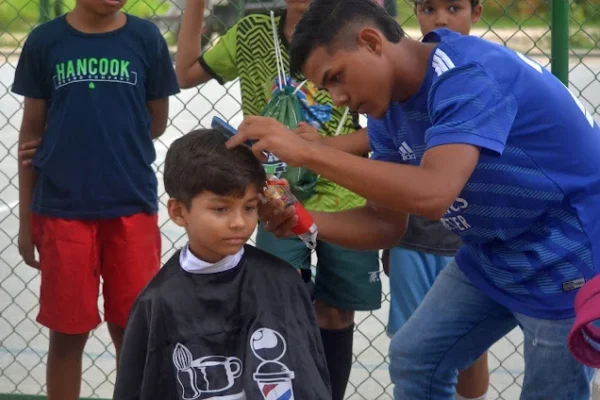 Escola de Samba Princesa do Igaraçu leva serviços gratuitos para moradores do povoado Chafariz. No Sábado a Escola de Samba Princesa do Igaraçu promoveu um dia de atividades e serviços gratuitos para a comunidade do Chafariz, por meio do projeto Igaraçu Nas Comunidades. A iniciativa, realizada na Quadra Poliesportiva local, contou com o apoio fundamental do líder comunitário e pré-candidato a uma vaga no Legislativo Municipal, Roberto William. O projeto se destaca por oferecer uma gama de serviços essenciais à população, abrangendo áreas como saúde, lazer e cultura. Durante o evento, os moradores da comunidade puderam participar de palestras informativas, oficinas práticas, atendimento médico, aferição de pressão arterial, além de atividades de entretenimento para crianças e mulheres, como pintura facial e brincadeiras. A programação também contou com apresentações culturais que celebraram a rica diversidade artística da região. O Igaraçu Nas Comunidades é um exemplo de como a união entre instituições locais e líderes comunitários pode gerar benefícios significativos para as áreas mais carentes da cidade. A Escola de Samba Princesa do Igaraçu reitera seu compromisso em contribuir para o bem-estar e desenvolvimento das comunidades onde está inserida, utilizando sua influência cultural como ferramenta para promover mudanças positivas e duradouras. Foto: Walter Fontenele.