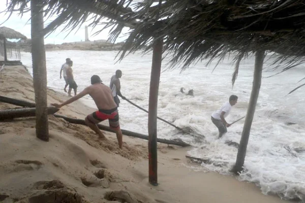 Ressaca invade bares e estabelecimentos nas praias do Piauí.