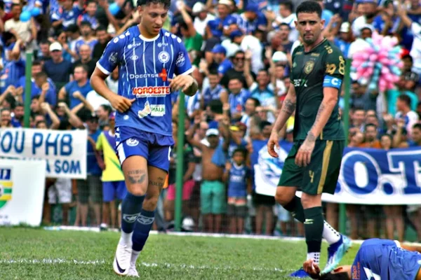 Parnahyba empata com Altos nos acréscimos, no primeiro jogo da final do Piauiense 2024.  Tudo em aberto para o jogo de volta na final do Campeonato Piauiense. Parnahyba e Altos ficaram no empate por 1 a 1 no primeiro jogo da decisão na tarde deste sábado, no estádio Pedro Alelaf, em Parnaíba. O Tubarão chegou a perder um pênalti na primeira etapa e viu Brayann converter para o Jacaré no segundo, mas time da casa aproveitou falha de Careca para buscar o empate nos acréscimos com Jaílton.   Ninguém tem vantagem no reencontro do próximo sábado, que definirá o campeão piauiense de 2024. O Parnahyba começou a partida tomando as rédeas do jogo e criando as principais chances, até que aos 15 minutos, em cruzamento despretensioso na área, Wesley sofre pênalti de Guilherme. Ronda foi para a cobrança e perdeu a chance de abrir o placar.  O Jacaré cresceu em campo depois do susto e equilibrou as ações, mas sem conseguir criar oportunidades claras. No último minuto, choque entre Arlan e Ronda preocupou, com o zagueiro altoense saindo de ambulância, momento em que a arbitragem encerrou a primeira etapa. Novamente o Parnahyba criou as melhores chances nos primeiros minutos. No entanto, foi o Altos que abriu o placar. Flávio cometeu falta em Luís Guilherme dentro da área e a arbitragem marcou o pênalti, que foi convertido por Brayann.   O Parnahyba  no desespero se lançou ao ataque buscando o empate e chegou a carimbar o travessão em uma cobrança de escanteio. Até que, nos acréscimos, Careca não segura cobrança de falta e entrega nos pés de Jaílton, que desviou para o gol e deixou tudo igual. As duas equipes se reencontram no próximo sábado, no jogo de volta da final, marcado para o próximo sábado no estádio Albertão, em Teresina. Quem vencer leva o título, e em caso de novo empate a decisão de quem será o  campeão piauiense na temporada será nas penalidades.