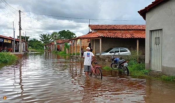 Barras: 40 famílias deixam suas casas devido à enchente do Rio Marataoan.