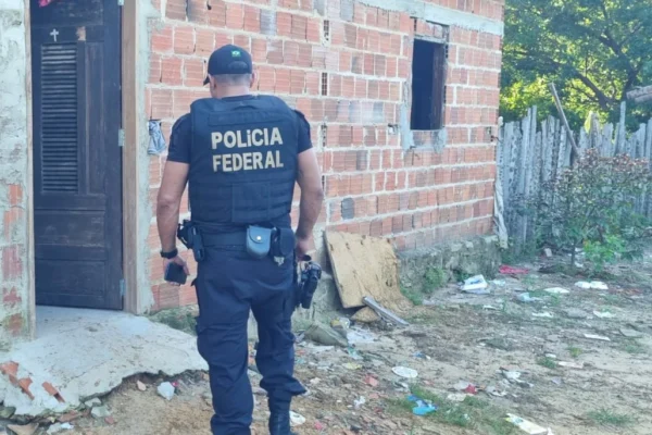 Polícia prende as lideranças de facções criminosas na Ilha Grande do Piauí.
