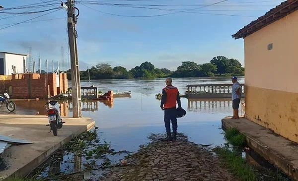Mais de 160 famílias estão ilhadas em Luzilândia com cheia do Parnaíba.