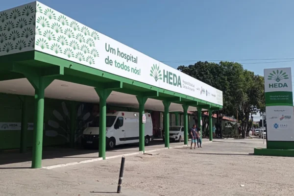 Fossa de hospital Dirceu estoura e mau cheiro incomoda vizinhança na cidade de Parnaíba,