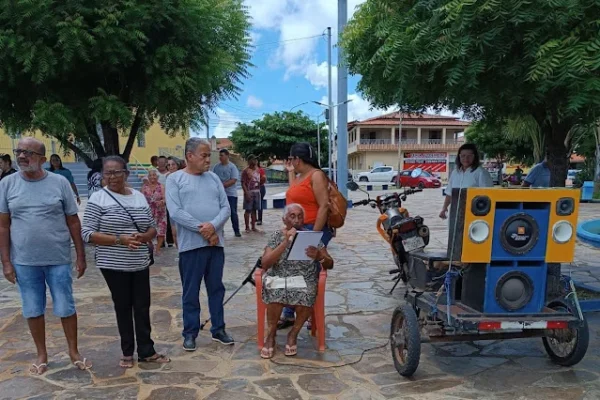 Vereadora do PT se envolve em confusão na praça da Matriz de Buriti dos Lopes.