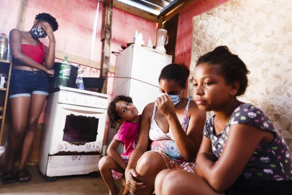 Uma em cada dez famílias brasileiras enfrenta insegurança alimentar.