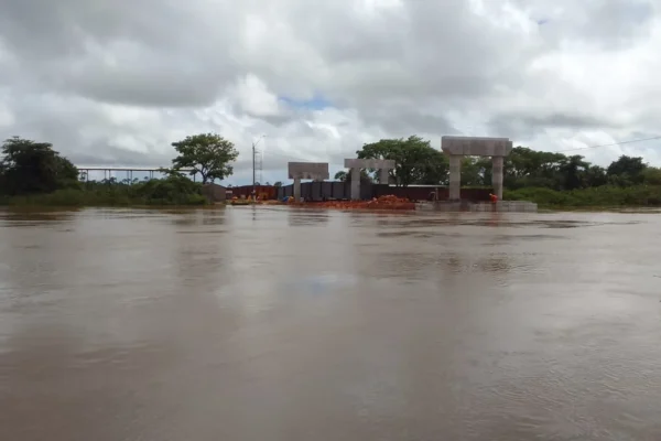 Cheia do Igaraçu faz serviço na ponte nova mais lento.