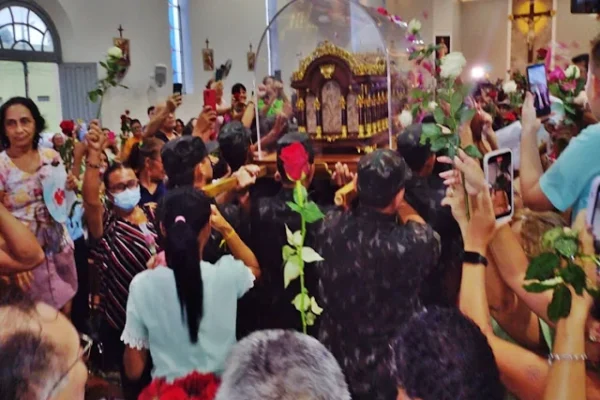Milhares de parnaibanos visitam as relíquias de Santa Teresinha na Igreja de São Sebastião em Parnaíba.