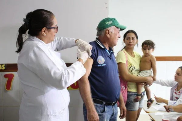 Sancionada lei no Piauí que garante vacinação em domicílio para idosos.