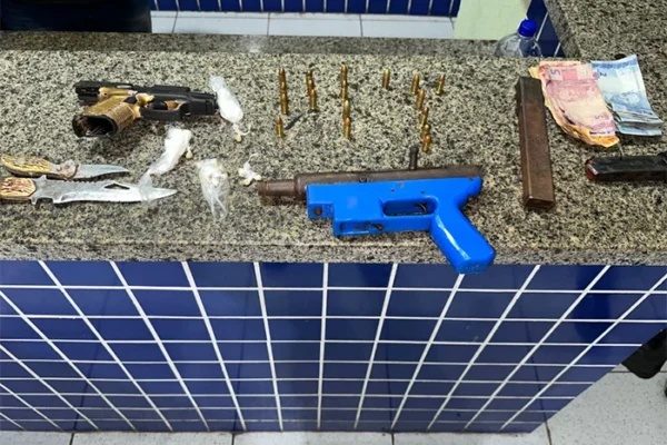 Homem é preso com armas, drogas e munições após abordagem em Luís Correia.