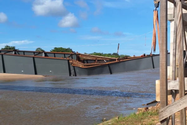 Estrutura metálica de ponte em Parnaíba cede, se deforma e pode atrasar prazo de inauguração em 14 de agosto.
