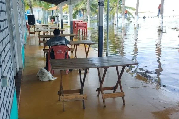 Restaurante da Lagoa do Portinho, inundado, pela água volta a funcionar.