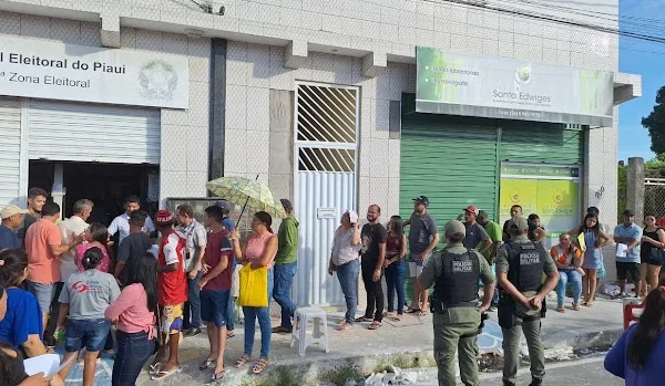 Policia Militar apura denúncia de venda de vagas na fila do cartório eleitoral em Buriti dos Lopes.