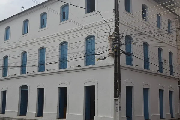 Historiadores Adrião Neto e Vicente Potência doam banners sobre a história de Parnaíba para a Casa Grande de Simplício Dias.