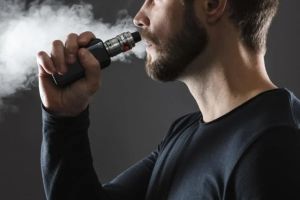 Movimento chama a atenção para os malefícios do cigarro eletrônico.