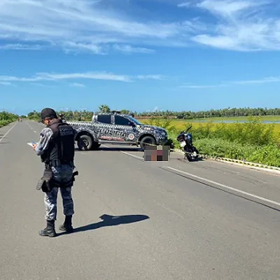 Jovem é encontrado morto ao lado de motocicleta em Ilha Grande do Piauí.
