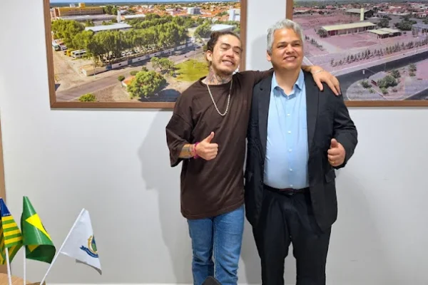 Whindersson Nunes visita UFDPar e assiste seminário de Fìsica.