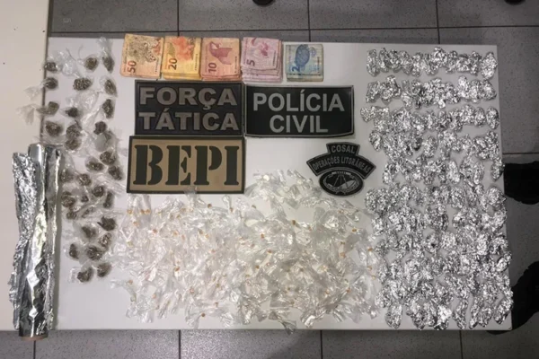 Polícia apreende drogas e dinheiro na casa de conhecido traficante em Parnaíba.