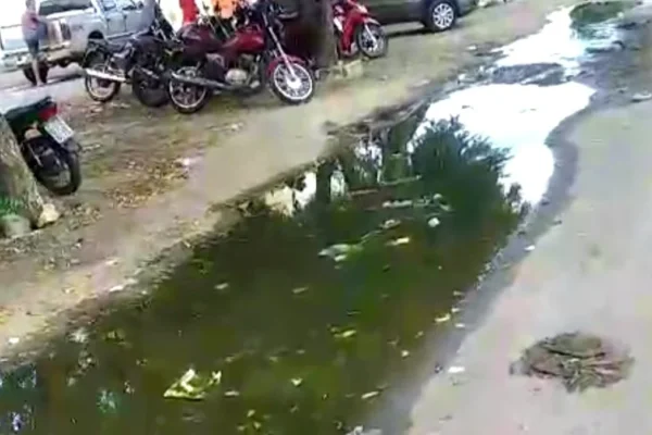 Moradores de Luiz Correia convivem com fossas estouradas no bairro Beira Mar.  