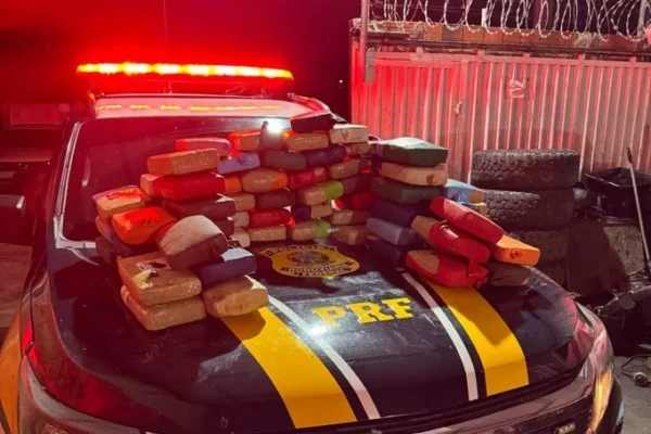 Polícia Rodoviária Federal apreende em Parnaíba tabletes de “skunk” em fundo falso de veículo.