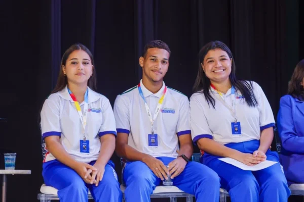 Governo do Piauí bate a meta de gerar 10 mil oportunidades de trabalho para jovens sem experiência.