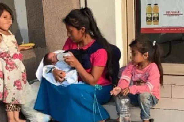 O avental todo sujo de ovo e o coração de luto.
