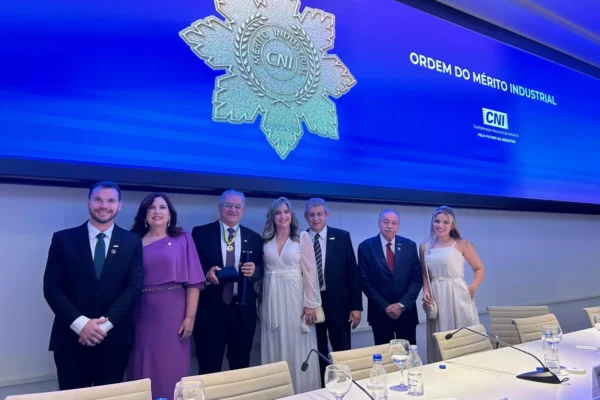 Empresário parnaibano recebe homenagem da Confederação Nacional da Indústria em Brasília.-
