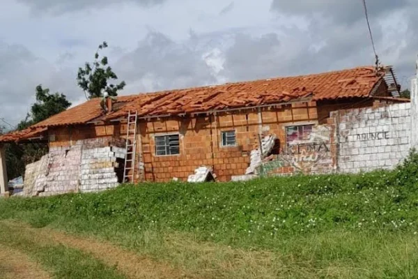 Fenômeno de micro-explosão na Baixa do Aragão em Parnaíba causa danos em casas e plantas.