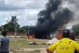 Ônibus escolar pega fogo em Cajueiro da Praia nesta segunda-feira.