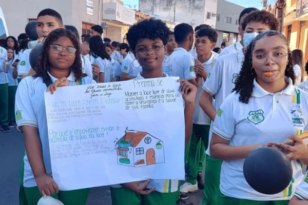 Estudantes do Piauí criam repelente contra o mosquito da dengue com cenoura e urucum.